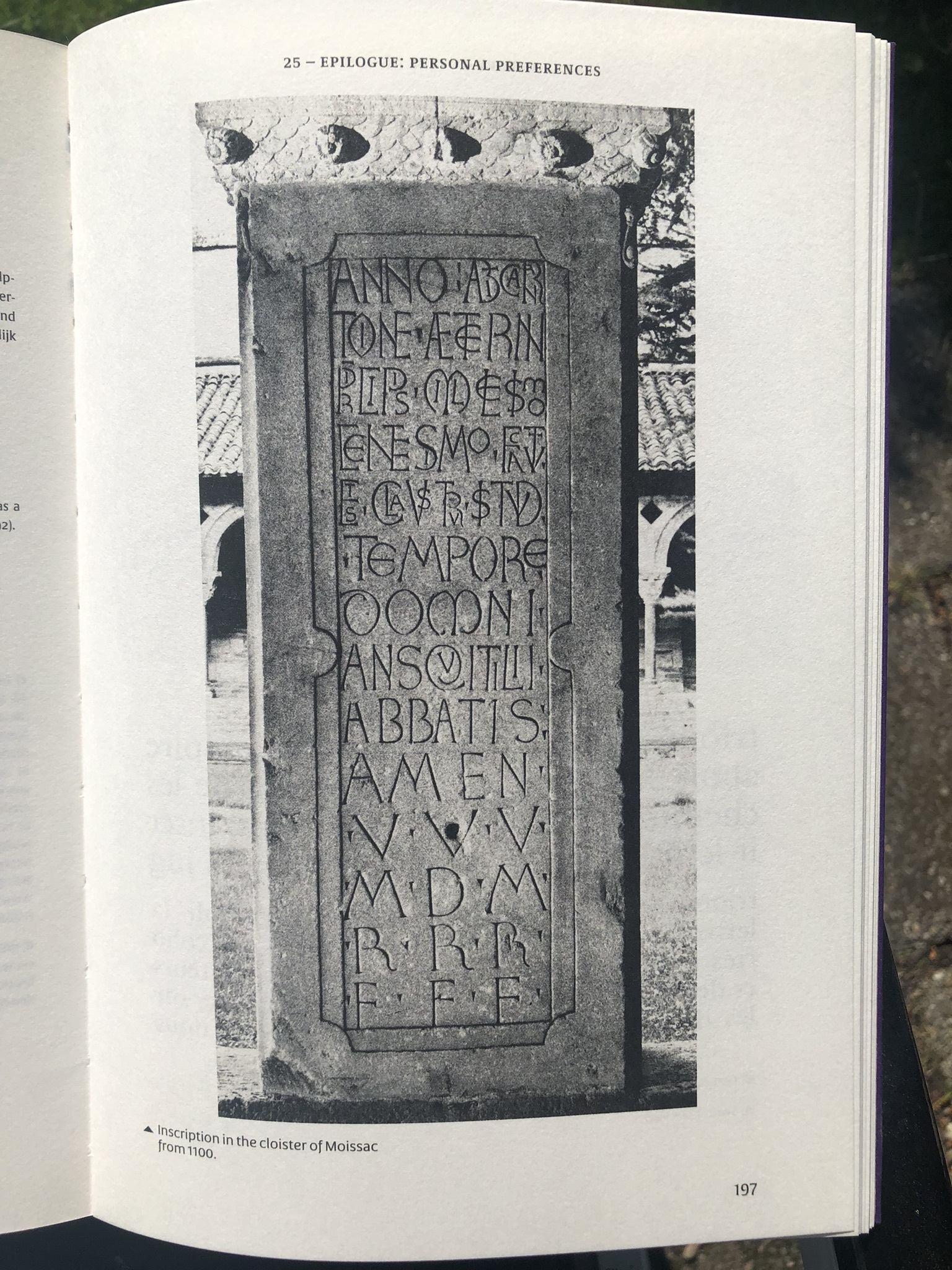 Inscriptie bij klooster Moissac, Frankrijk, rond 1100 AD (uit: Typography of Type Design, door Gerard Unger))