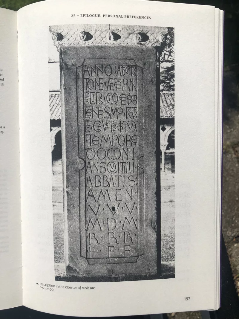 Inscriptie bij klooster Moissac, Frankrijk, rond 1100 AD (uit: Typography of Type Design, door Gerard Unger)